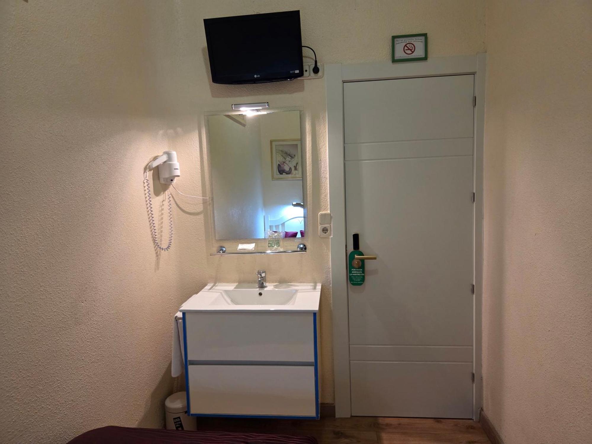 Hostal Hispano - Argentino Gran Via — Photos 3